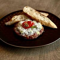 Тартар из говядины с вялеными томатами и печеным перцем в Fllore cafe