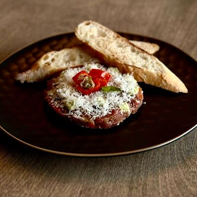 Тартар из говядины с вялеными томатами и печеным перцем в Fllore cafe по цене 799 ₽
