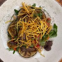 Салат из грилированной конины с лепестками из баклажана и печеным перцем в Камин