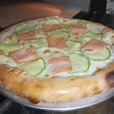 Пицца с лососем в Сытый мишка по цене 760 ₽