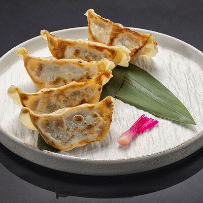 Гёдза ручной лепки мясные с вагю в Bluefin по цене 1190 ₽