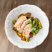 Салат с креветками, авокадо и соусом из кинзы в Moro