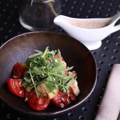 Теплые и хрустящие баклажаны со сладкими томатами и ореховым соусом в Vivezza по цене 790 ₽