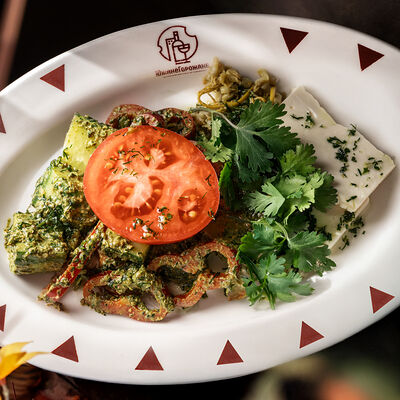 Овощной салат с имеретинским сыром в ЮжанеГорожане по цене 538 ₽