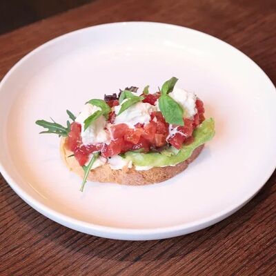Брускетта со страчателлой, томатами и базиликом в Миллениал по цене 510 ₽