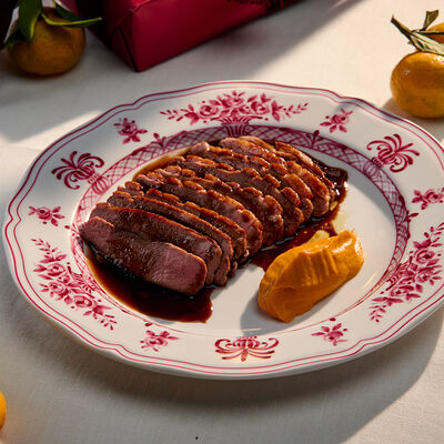 Утиная грудка с кремом из молодой моркови и соусом Порто в Hitch по цене 1690 ₽