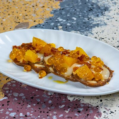 Шоколадная колбаса с крем-соусом, апельсином и маракуйей в Pink milk x Lift по цене 590 ₽