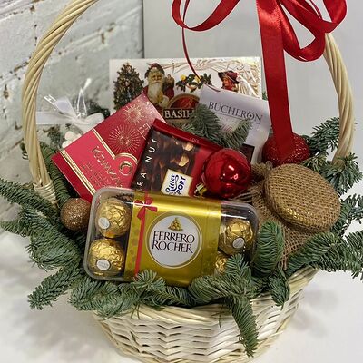 Новогодняя подарочная корзина №9 в Buketonline - Съедобные букеты и клубника в шоколаде по цене 9240 ₽