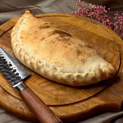 Кальцоне с брокколи в MON PARIS по цене 690 ₽