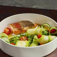 Стейк форели с зелёным салатом и тропической заправкой в Гастробар DOM