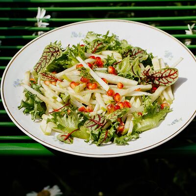 Салат с яблоком, сельдереем и гранатом в Renoir coffee по цене 370 ₽