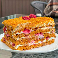 Малиновый медовик в Bravissimo Bakery