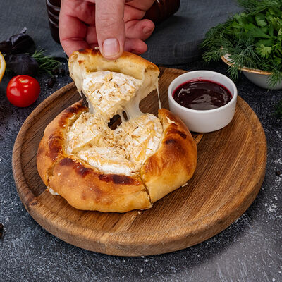 Запеченный камамбер на йогуртовой лепешке в КРЫША по цене 1430 ₽