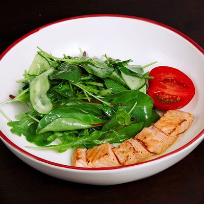 Салат с поджаренным лососем в Lions Head по цене 990 ₽