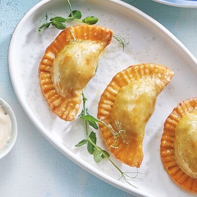 Мини-чебуреки с креветками и кальмарами в Черетто море по цене 870 ₽