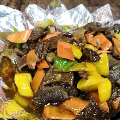 Говядина с луком в соусе на чугуне в Момо по цене 840