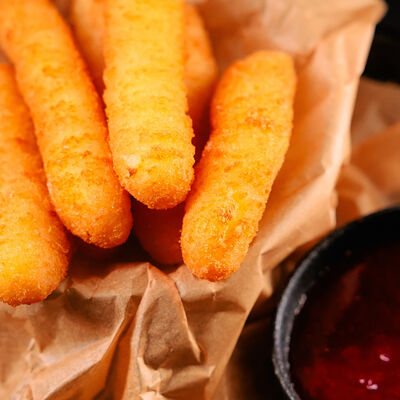 Палочки из сыра моцарелла с брусничным соусом в Рестобар Литера по цене 490 ₽