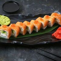 Филадельфия окинава с соусом спайси в ROLLS KING SUSHI KINGDOM