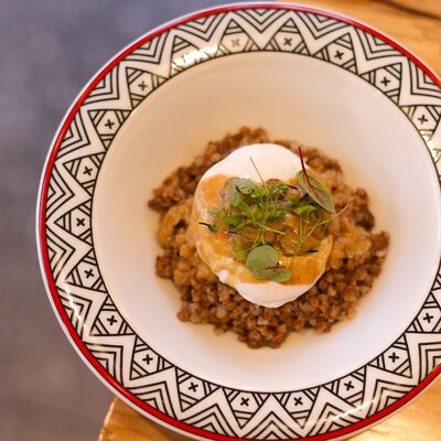 Гречневая каша с грибами и яйцом пашот в Тарелочки по цене 450 ₽