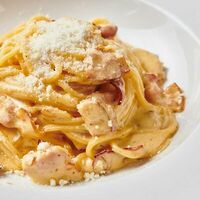 Карбонара спагетти с беконом, пармезаном, яйцом и сливками в Osteria Amici