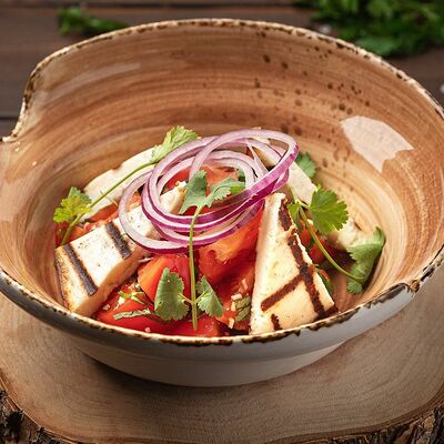 Салат Адыгейский сыр с розовыми томатами в Седло по цене 615 ₽