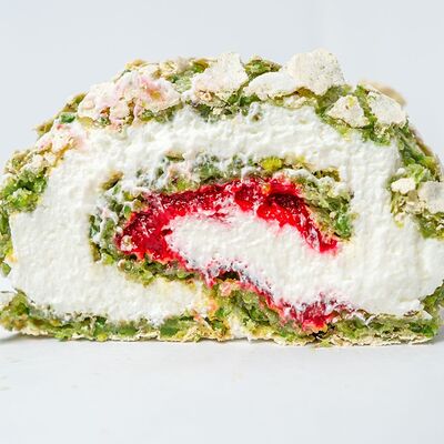 Кусочек фисташкового меренгового рулета в Особенный Наполеон Кондитерская по цене 430