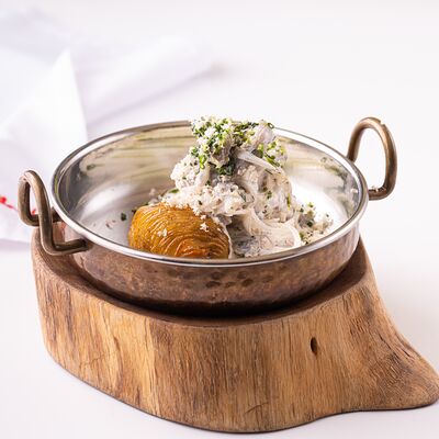 Картофель конфи, соленые белые грузди и фермерская сметана со свежим хреном в Red Wall по цене 865 ₽