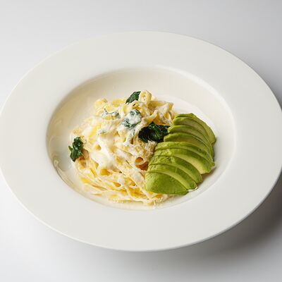 Фетучини, авокадо и шпинат в Avo kitchen & bar по цене 950 ₽
