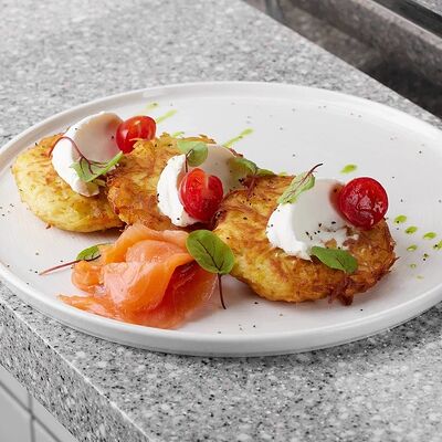 Драники с лососем в People по цене 550 ₽