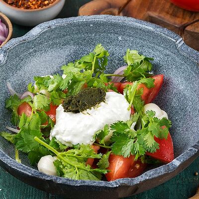Салат из розовых томатов с соусом мацони и аджикой в ЛарисуВаннуХочу по цене 390