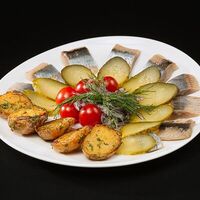 Селёдочка под водочкув Harats Pub