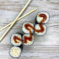 Классический ролл с омлетом в Umami