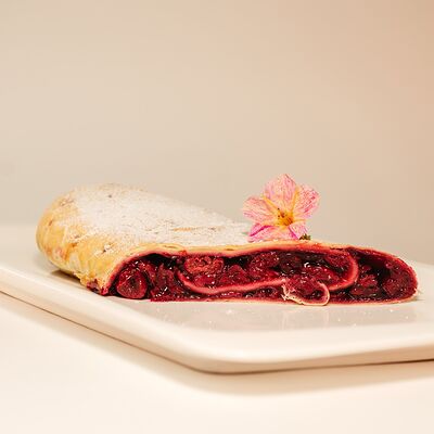 Штрудель вишневый в Ваниль по цене 390 ₽