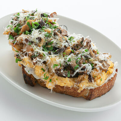 Грибной тост со скрэмблом и пармезаном в Nothing Fancy по цене 1250 ₽