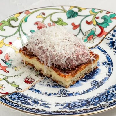 Тартар из говядины на картофельной вафле с трюфельным айоли в Florinskiy bistro по цене 650 ₽