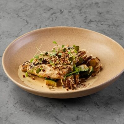 Филе цыпленка на шапке из жареных овощей с сырным соусом в Terra по цене 29 р.