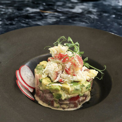 Салат с камчатским крабом, томатами и авокадо в Picasso по цене 1850 ₽