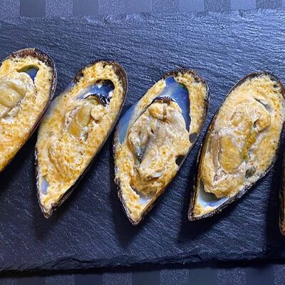 Мидии, запеченные в соусе яки в Luna по цене 659 ₽