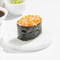Гункан с лососем в SeabasSushi
