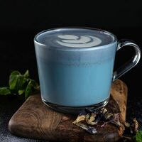 Матча Blue на молоке в Baggins Coffee