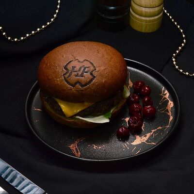 Бургер с вишневым джемом в Правда по цене 650 ₽