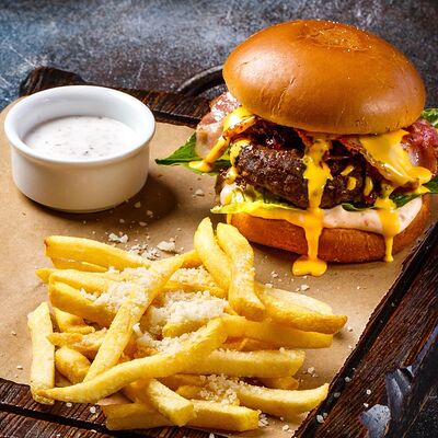 Бургер с говяжьей котлетой, беконом, сыром Чеддер и картофелем фрив Макароны по цене 695 ₽