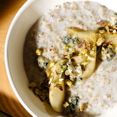 Овсяная каша с карамелизованной грушей, фисташкой и голубым сыром в MAYAR по цене 700 ₽