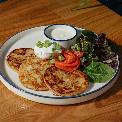 Драники с лососем и сметаной в Cream Soda по цене 720 ₽