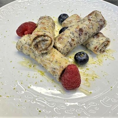 Блинчики с маком в Parisienne по цене 650 ₽