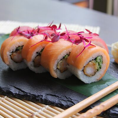 Ролл с креветкой темпура, лососем и тунцом в Uminami по цене 930 ₽