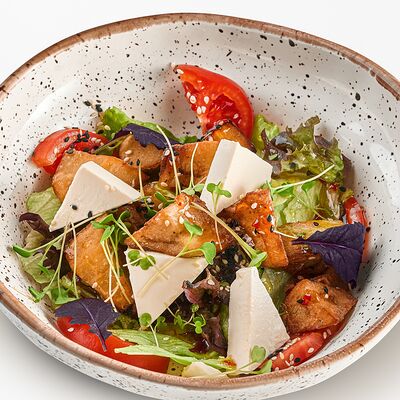 Салат с хрустящими баклажанами и рассольным сыром в Конор по цене 580 ₽