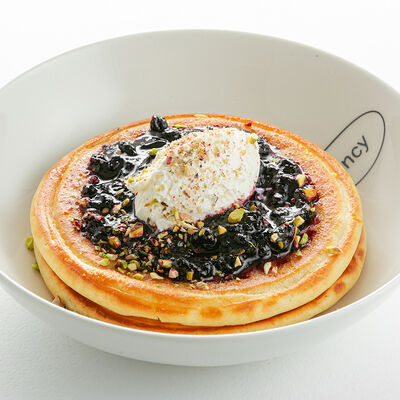 Хоткейки из рикотты с черничным конфитюром в Nothing Fancy по цене 1050 ₽