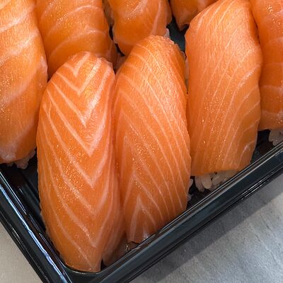 Суши с семгойв Роллбург по цене 310 ₽