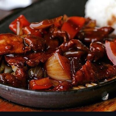 Тушеная говядина в соусе Гальби, с овощами и паровым рисом басматив Mr.Mao по цене 620 ₽